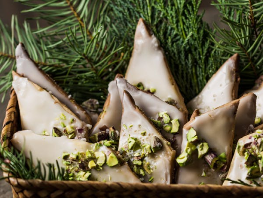 Brush pistachio pesto on bottom of a serving plate and top with arugula